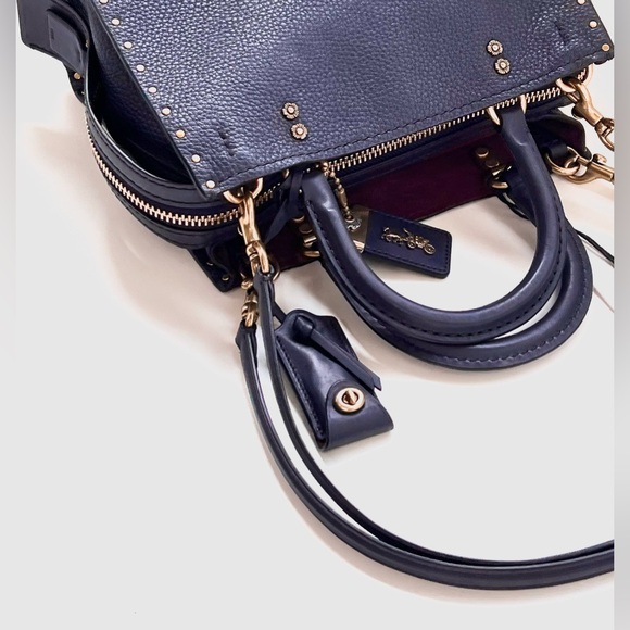 COACH 1941 Rogue 25 In Deep Navy Blue With Tea Rose Rivets - Picture 13 of 16
